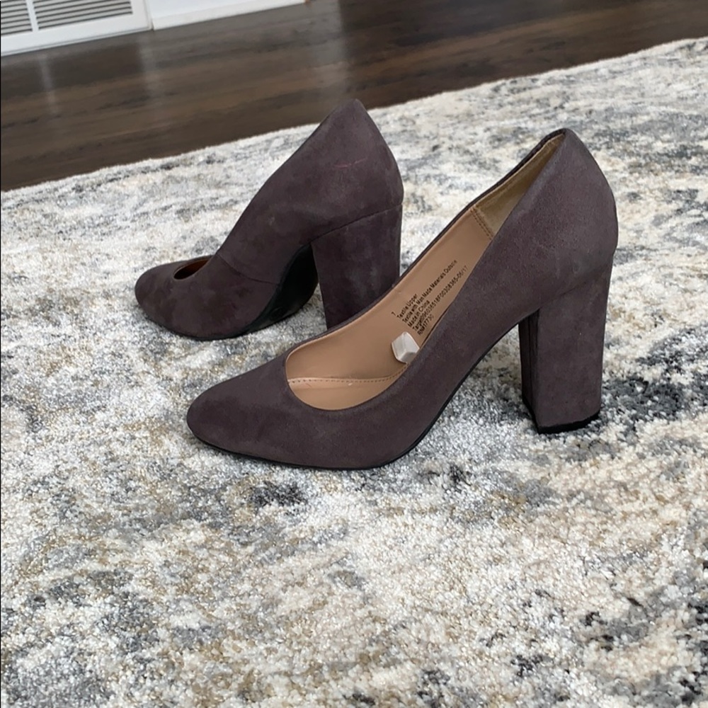 Block heel shoes